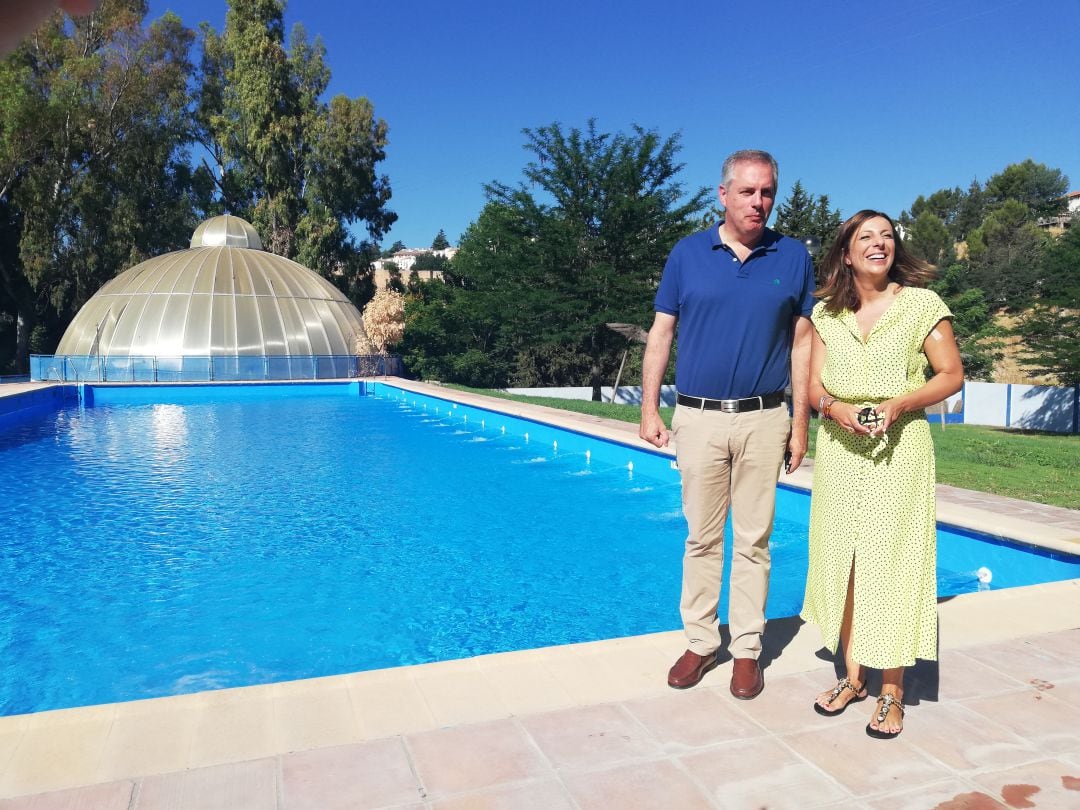 Carlos MIrasol junto a la alcaldesa, Mari Paz Fernández, en la piscina rondeña el pasado año. 