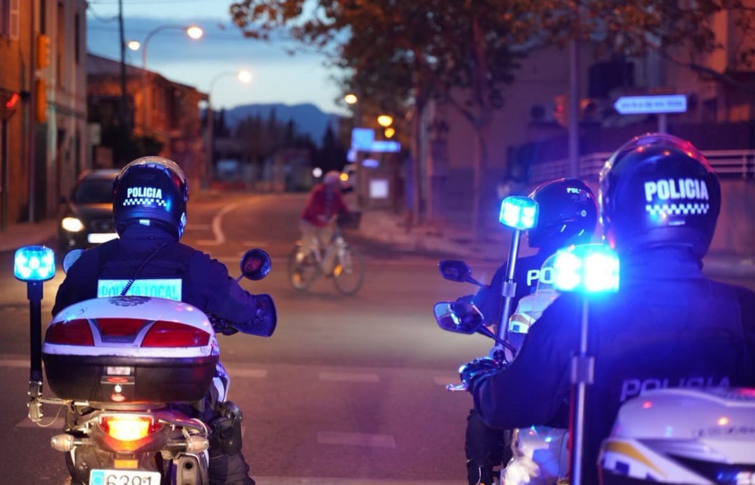 Dos agentes de la Policía Local en una imagen de recurso (imagen de archivo).