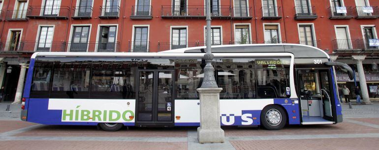 Un autobús de AUVASA en la Plaza Mayor de Valladolid