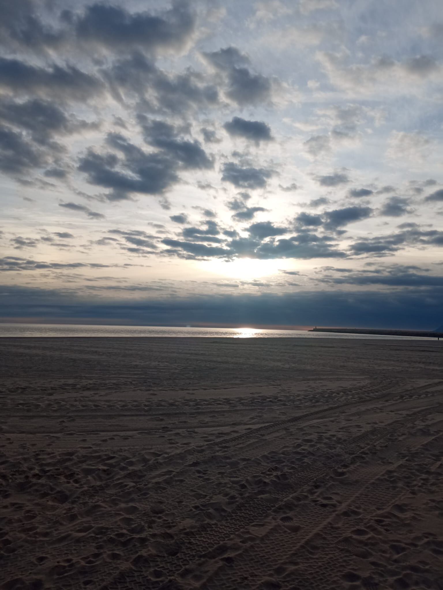 Amanecer en la playa de Gandia.