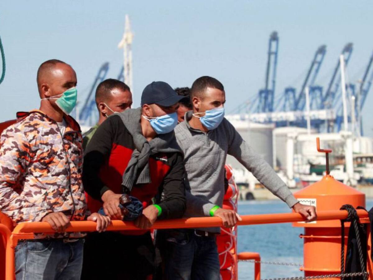 Rescatan en el Estrecho a 10 inmigrantes, entre ellos 2 menores y un anciano