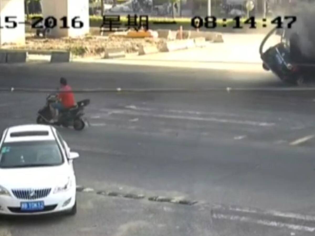 Un camión aplasta su coche y sobrevive