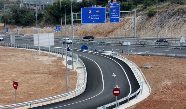 La C-32 al seu pas pel Garraf. 