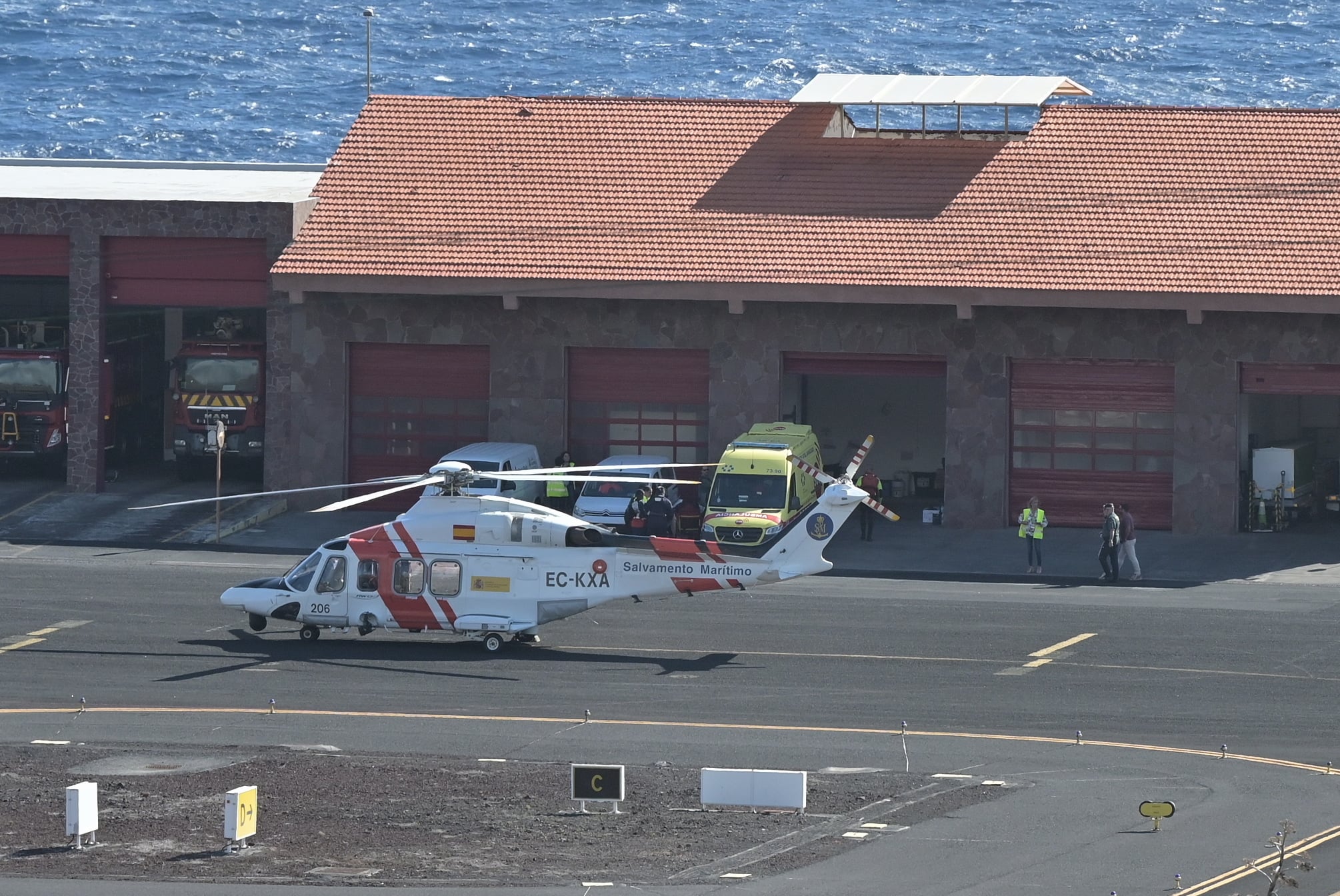 El helicóptero de Salvamento Marítimo Helimer 206 traslada al aeropuerto de Los Cangrejos en El Hierro a los nueve supervivientes de un cayuco que volcó hace dos días con 60 personas a bordo. EFE/ Gelmert Finol