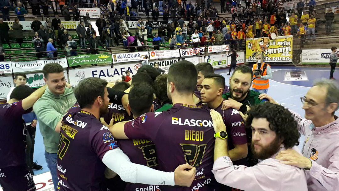La plantilla ribereña hace piña al final del encuentro celebrando junto a su afición un triunfo agónico.