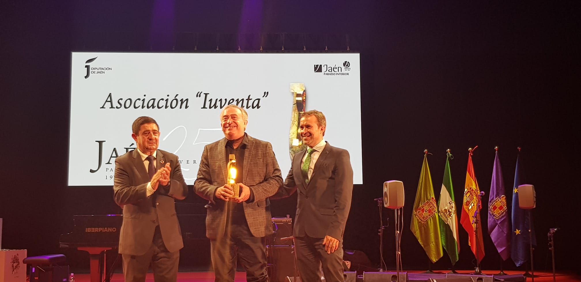 Entrega del premio a las Asociación Iuventa, en presencia del alcalde de Jaén Julio Millán