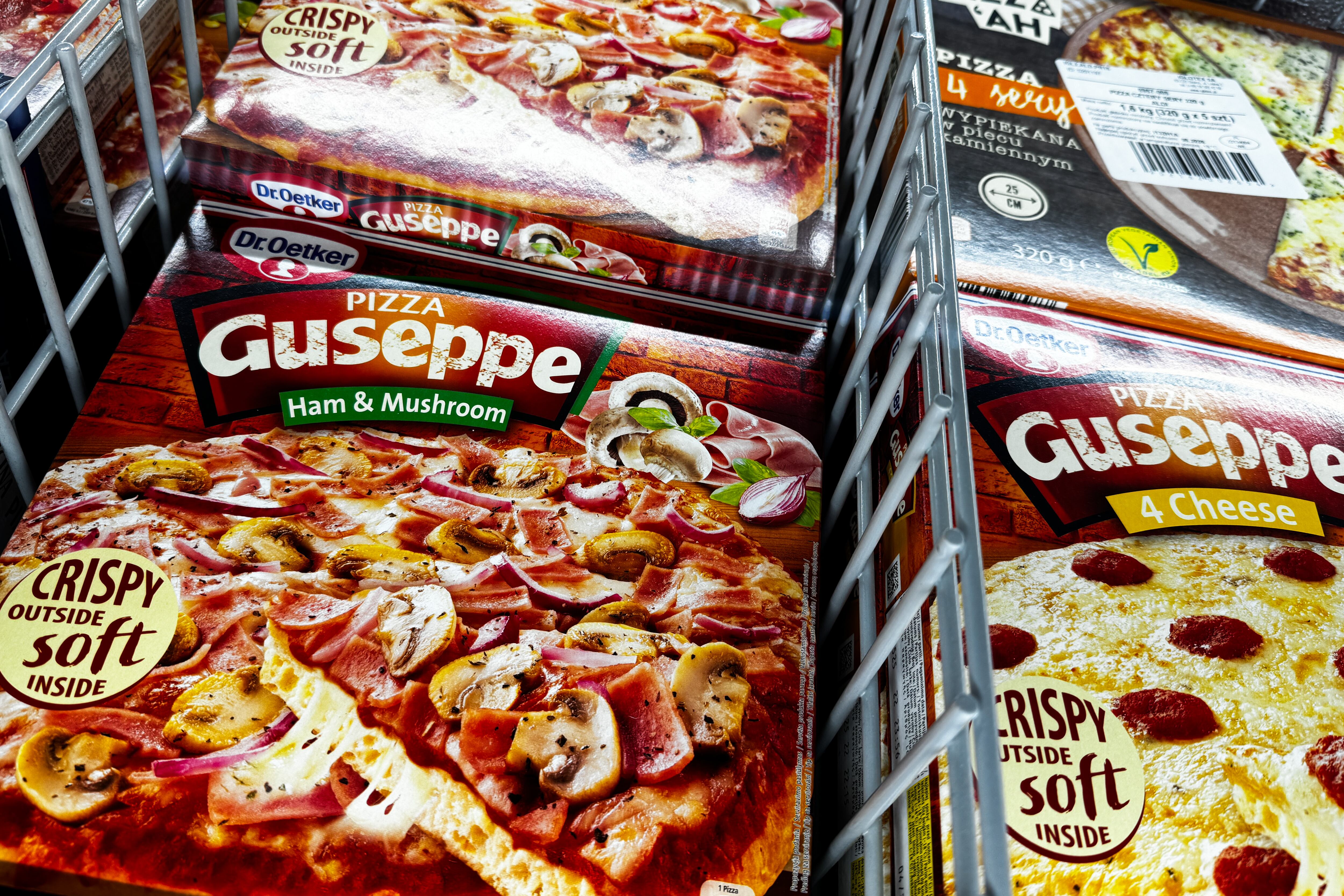 Varias pizzas precocinadas expuestas en un supermercado