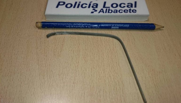 Con esta varilla consiguieron abrir el coche los dos jóvenes detenidos