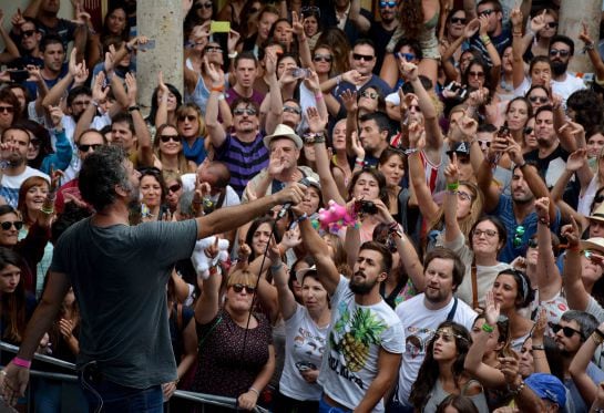 El cantante de La Habitación Roja, Jorge Martí, animando el Trigo