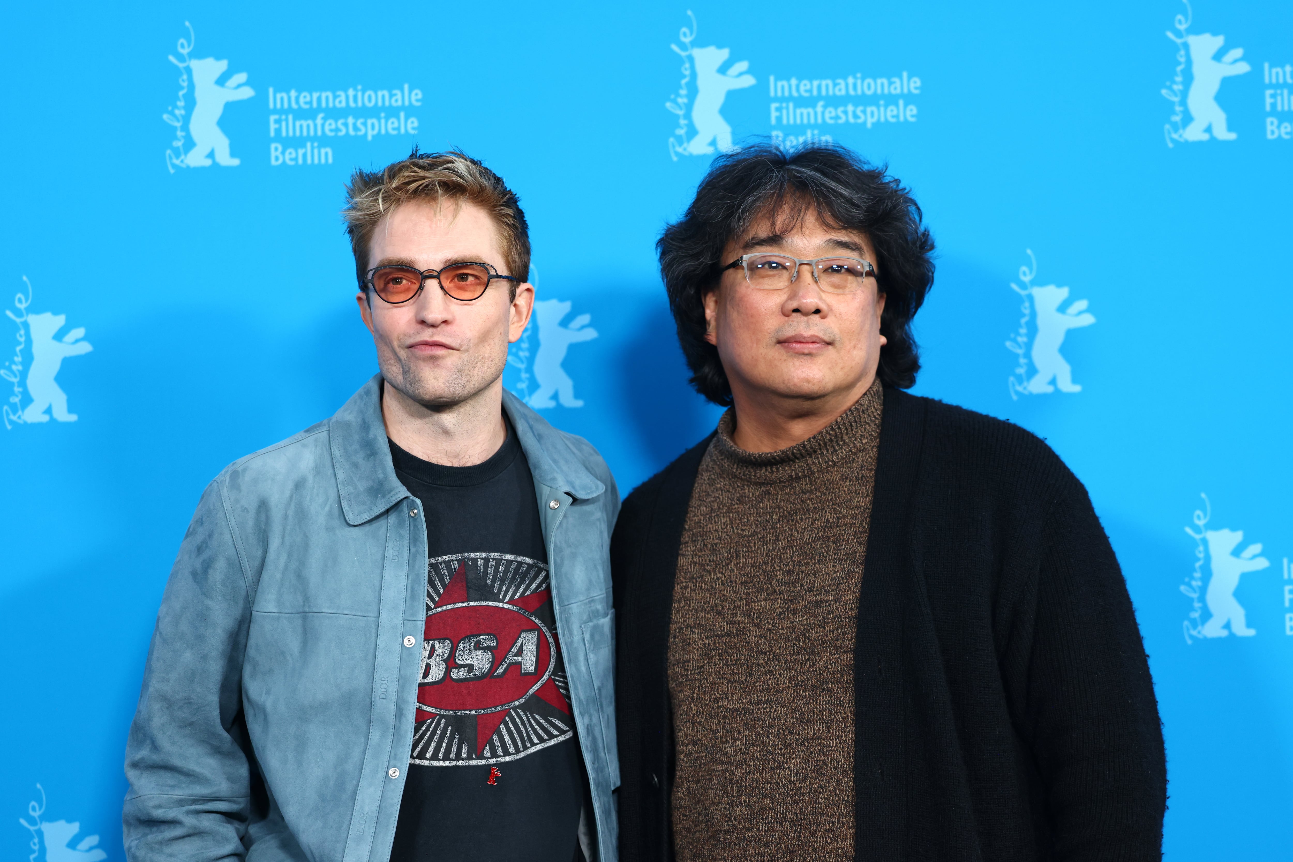 BERLIN (Germany), 15/02/2025.- Actor Robert Pattinson (L) and South Korean filmmaker Bong Joon-ho attend the photocall for &#039;Mickey 17&#039; during the 75th Berlin International Film Festival, in Berlin, Germany, 15 February 2025. The Berlinale runs from 13 to 23 February 2025. (Cine, Alemania) EFE/EPA/HANNIBAL HANSCHKE
