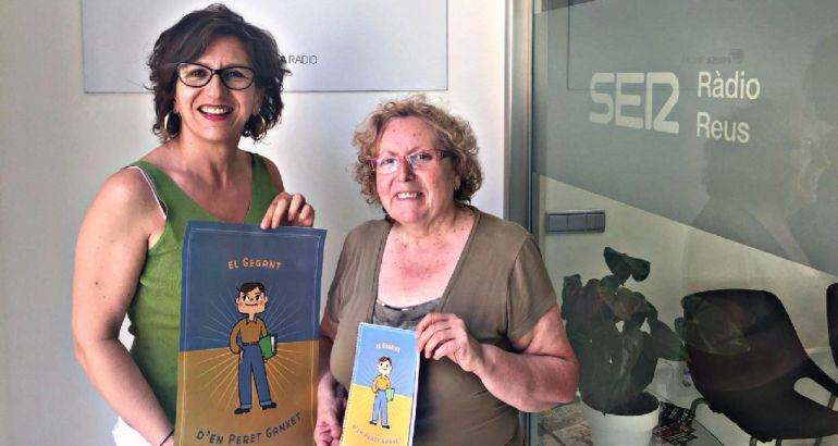 Mònica Cid, directora de Ràdio Reus i Carme Bigorra, coautora dels contes de Peret Ganxet.