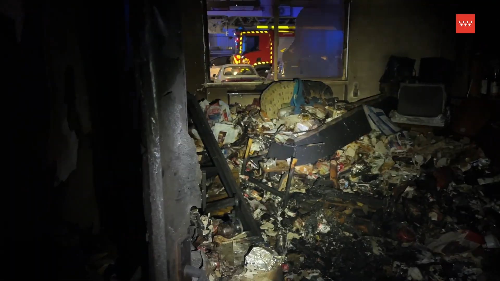 Como se puede observar, el hombre almacenaba gran cantidad de enseres y envases en su vivienda.