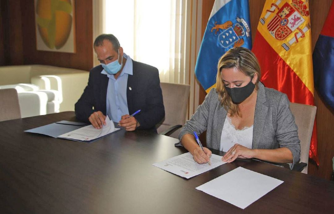 La presidenta del Cabildo de Lanzarote, María Dolores Corujo, y el entonces alcalde de Haría, Alfredo Villalba, firmando la adenda al convenio de la Cueva de Los Verdes.