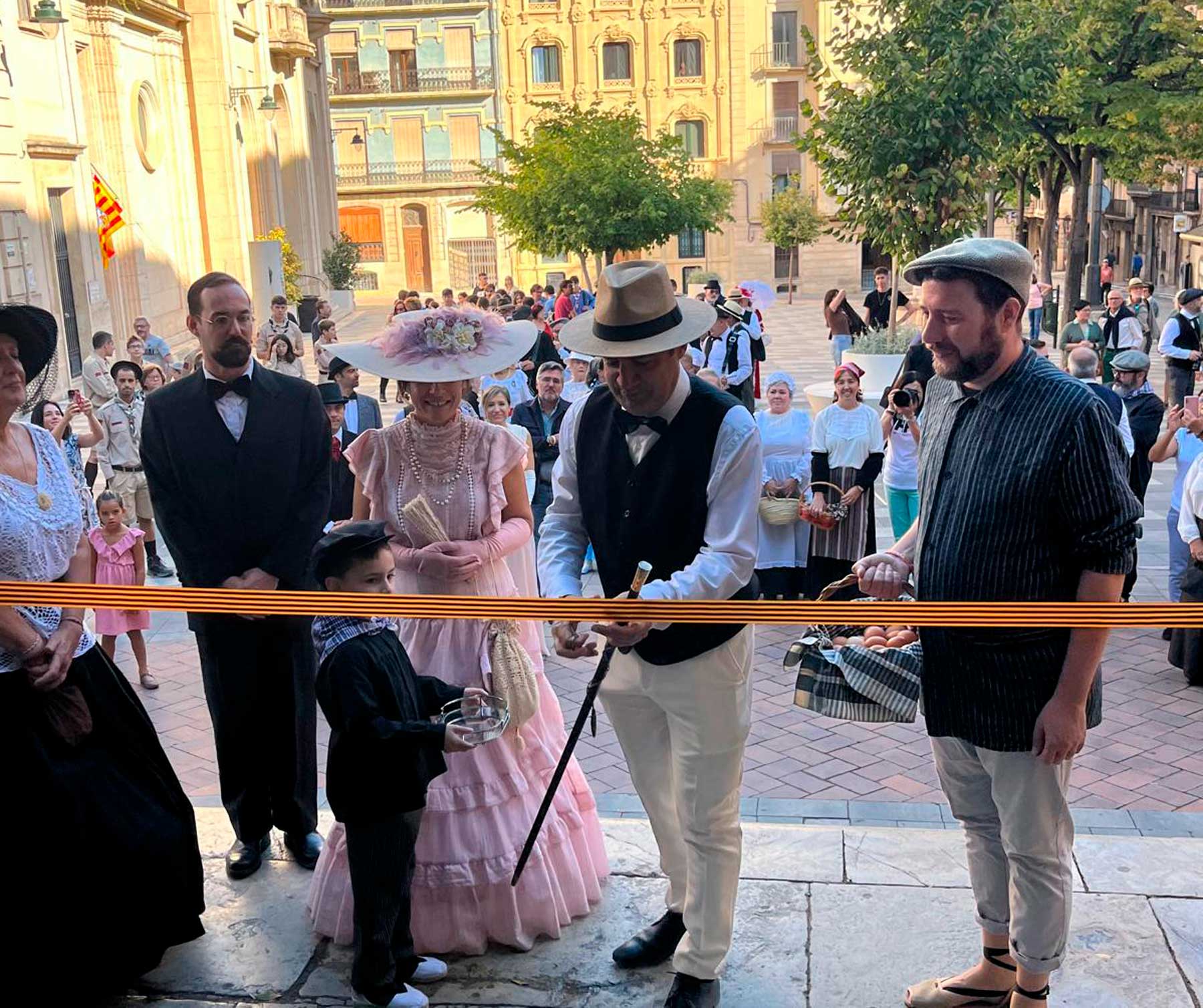 Instante en el que el alcalde Toni Francés corta la cinta con la que se inaugura oficialmente la Feria Modernista 2025