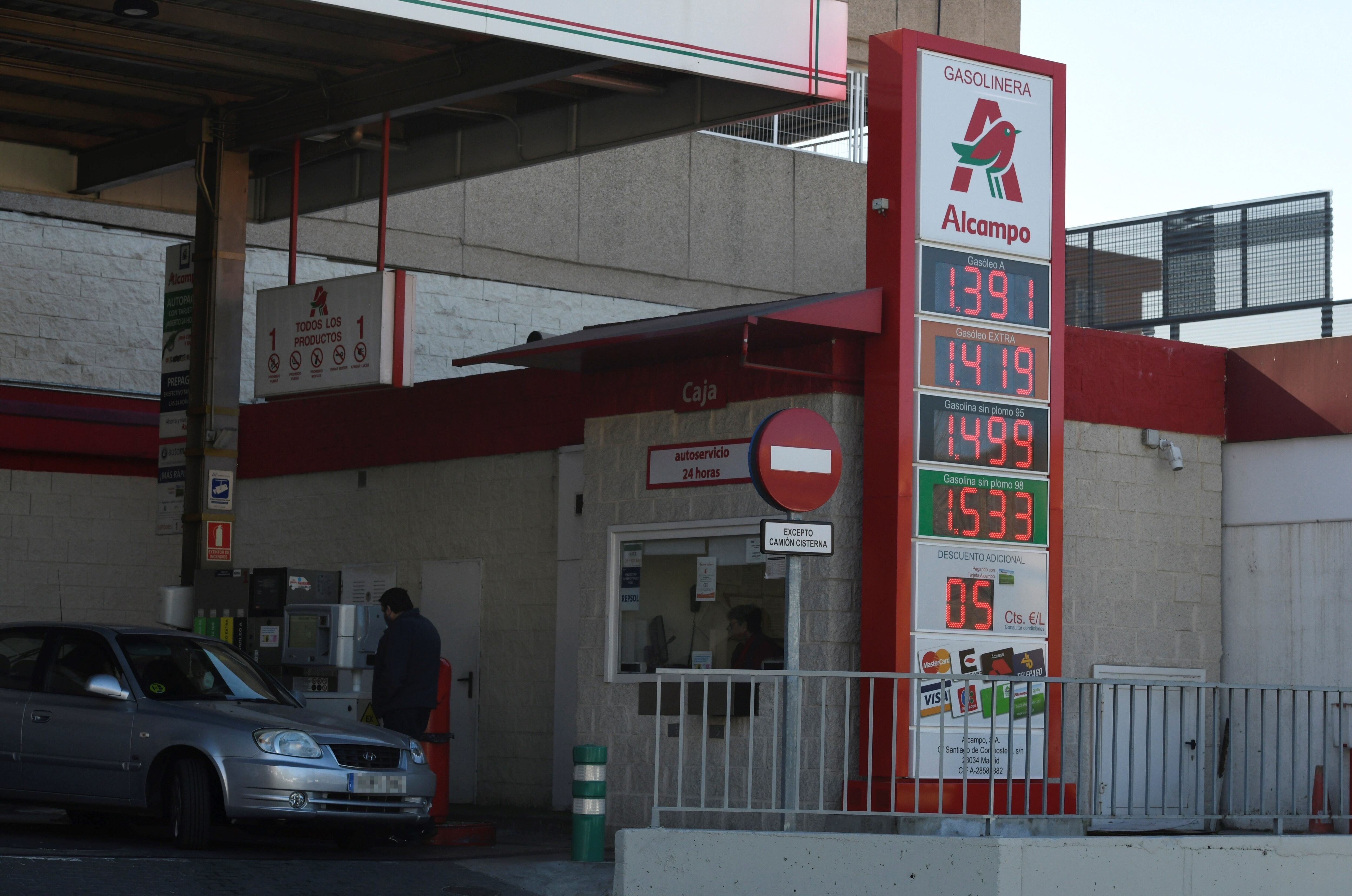 MADRID, 30/01/2022.- Panel que muestra los precios de los distintos combustibles en una gasolinera de Madrid este domingo. Tras comenzar el año con cuatro semanas consecutivas al alza, la gasolina se acerca cada vez más al precio récord que alcanzó en septiembre de 2012, hace casi diez años, impulsada por el encarecimiento del petróleo y el aumento de la movilidad tras la fase más dura de la pandemia. EFE/Víctor Lerena
