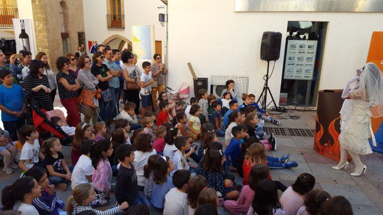 Uno de los actos, dirigidos a los más pequeños, organizados dentro del I Festival de Literatura, Cine y Fotografía &#039;Xàbia Negra&#039;. 