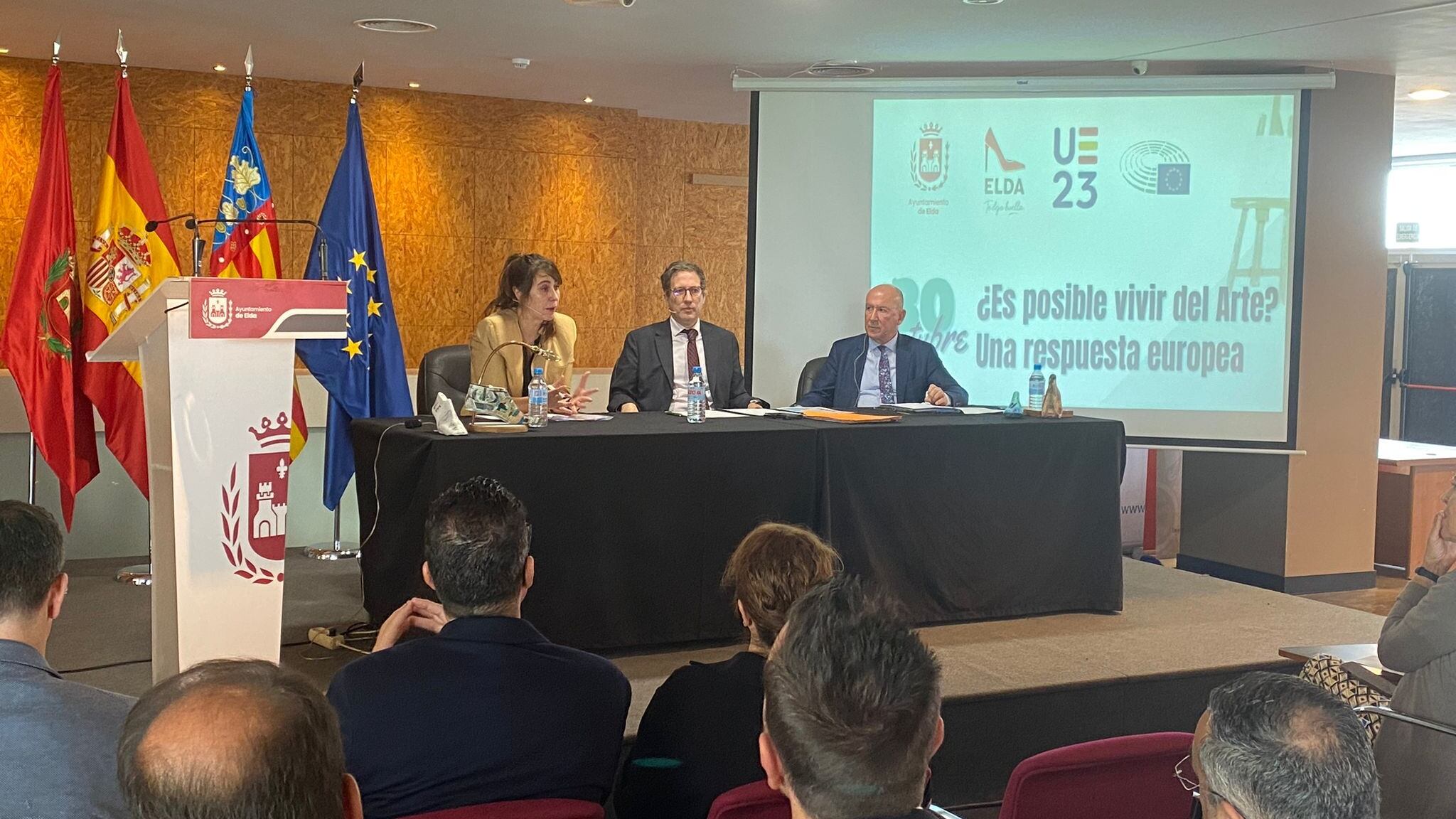 Carmen Páez, directora de Industrias Culturales; Domènec Ruiz Devesa, eurodiputado y Arturo Caballero, alto funcionario de la UE