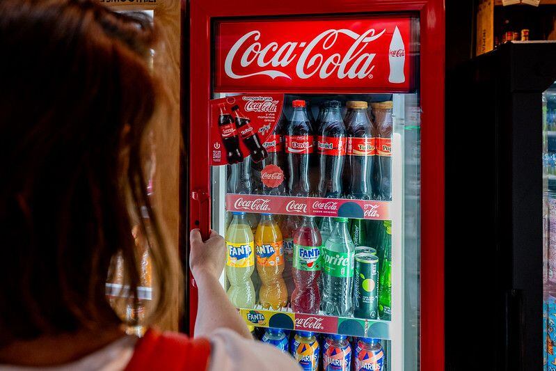 De las diez marcas de refrescos más demandadas en tiendas de proximidad, seis pertenecen a Coca-Cola
