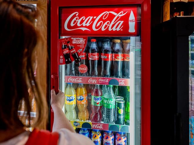 De las diez marcas de refrescos más demandadas en tiendas de proximidad, seis pertenecen a Coca-Cola