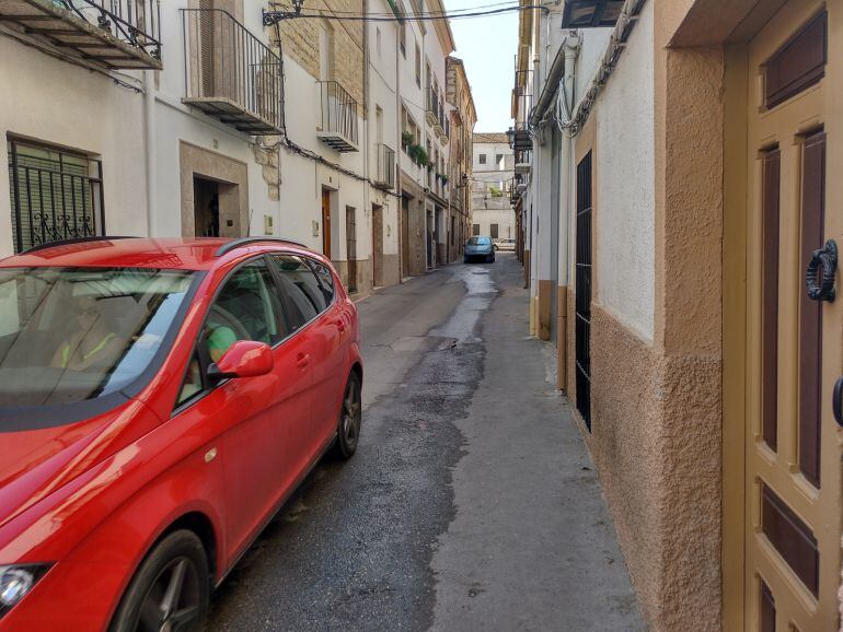 La Calle Perales es estrecha y no cuenta con acerados, ahora es un atajo para vehiculos que tendrían que circular por otra alternativa, según la propuesta de Plataforma Ciudadana de Villacarrillo