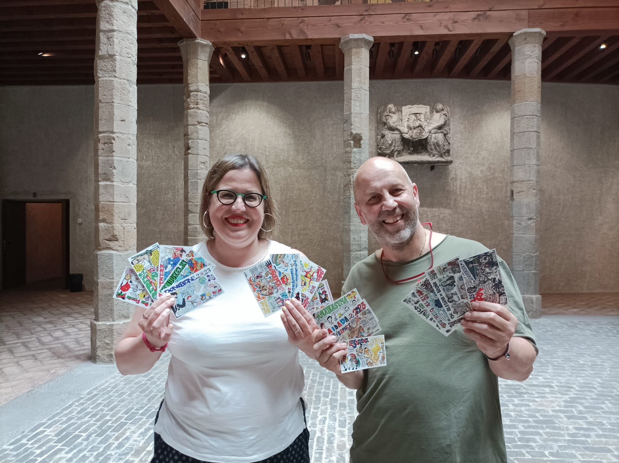 Marta Aparicido y Iosu Santxez, representantes de la Federación de Peñas de Pamplona, en la presentación de las pancartas de las peñas para San Fermín 2023