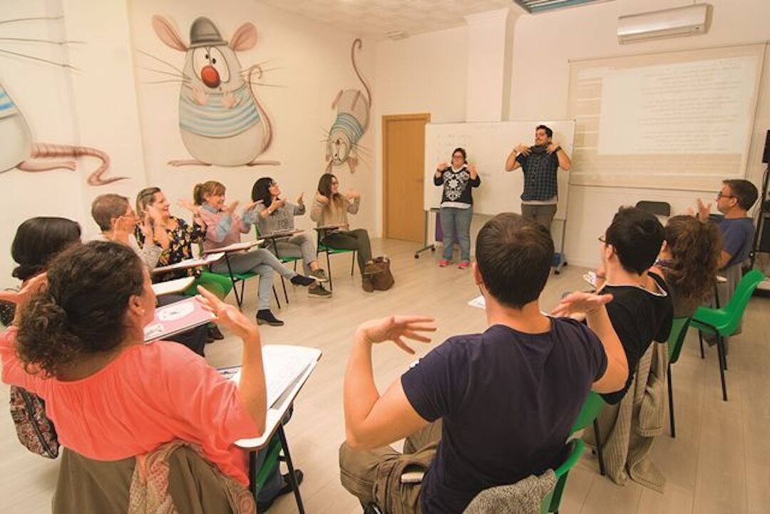 Desde el SAC de Valdemoro se forman en lengua de signos