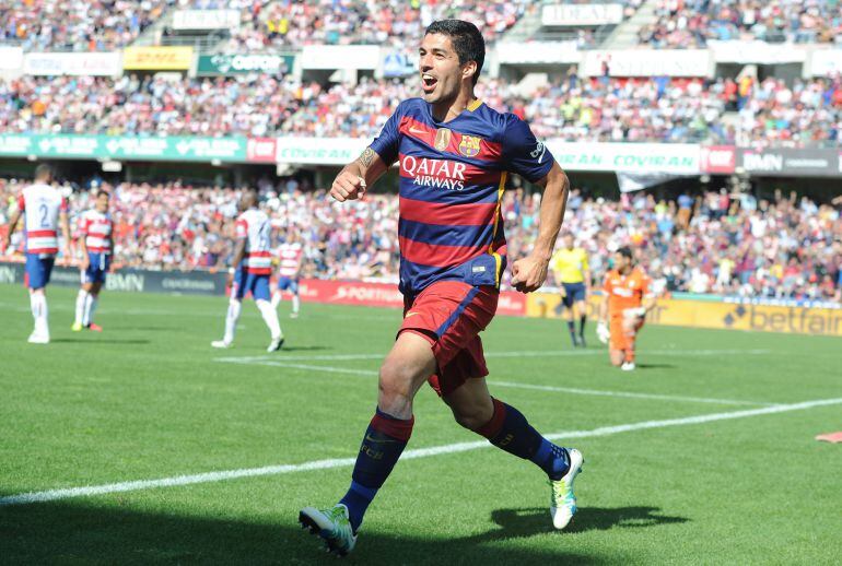 Luis Suárez celebra su primer gol en Granada