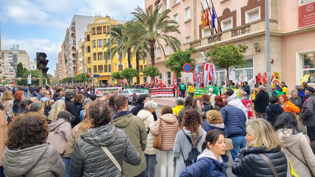 Los sindicatos piden mejoras en materia de Educación en una manifestación que recorre el centro de Castellón