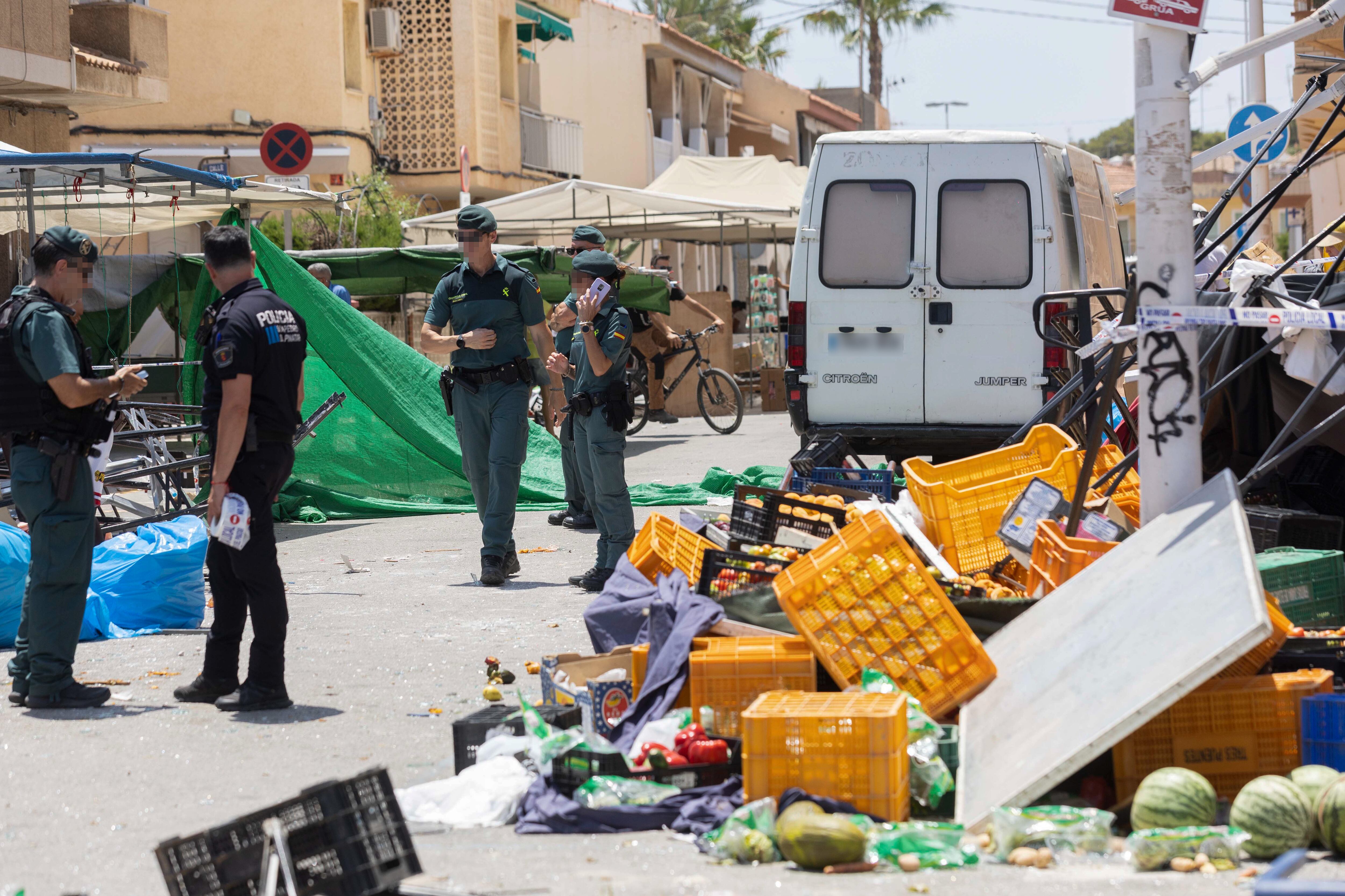 SAN PEDRO DEL PINATAR (MURCIA), 19/06/2025.- Estado en el que se encuentra el mercado local que semanalmente se instala los jueves, en las inmediaciones del bar Casa Javi de Lo Pagán, en San Pedro del Pinatar, donde hoy se ha registrado una explosión EFE/ Marcial Guillén