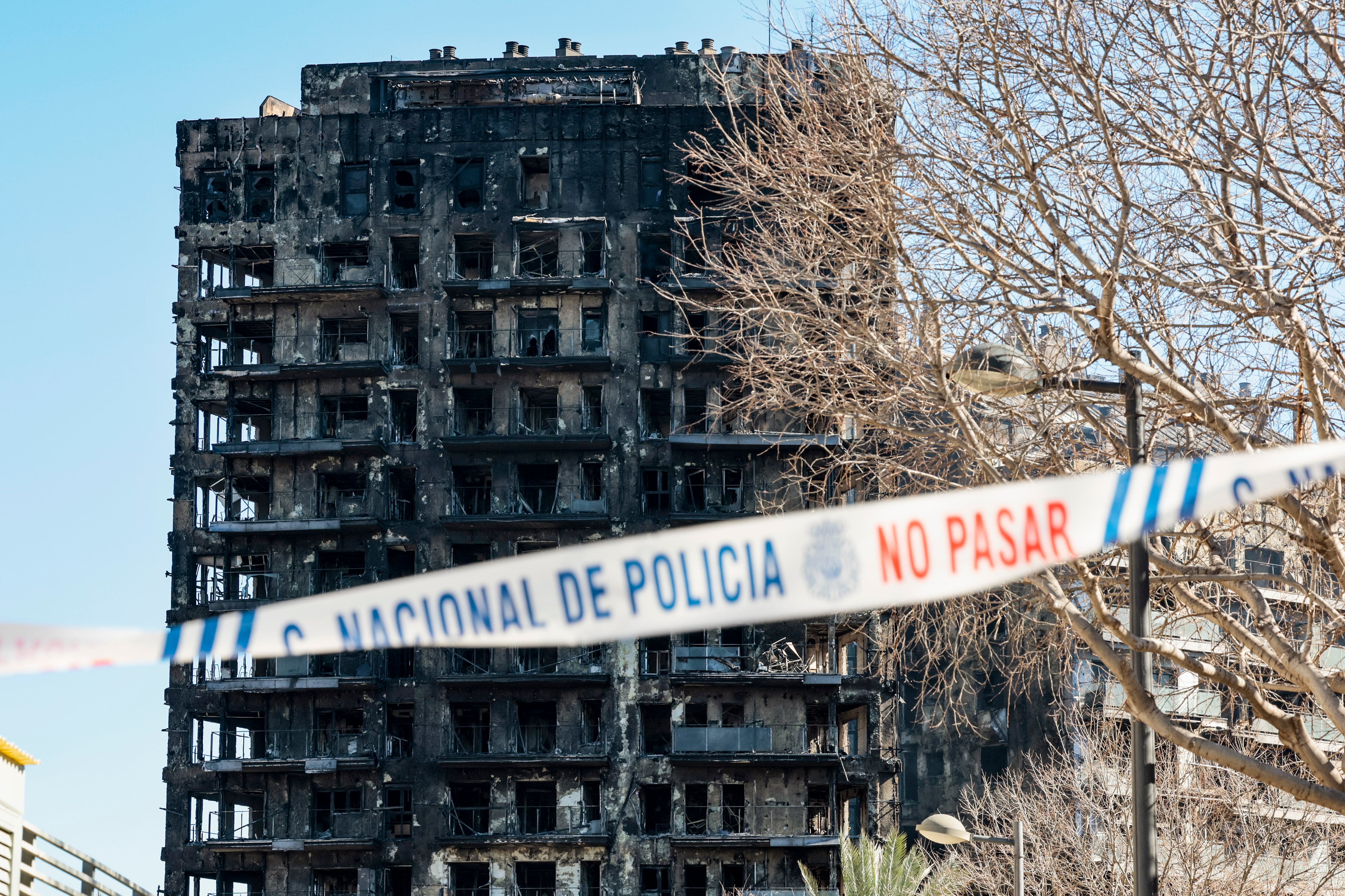 Una cinta policial impide el paso hacia los edificios afectados por un incendio ayer jueves en València.