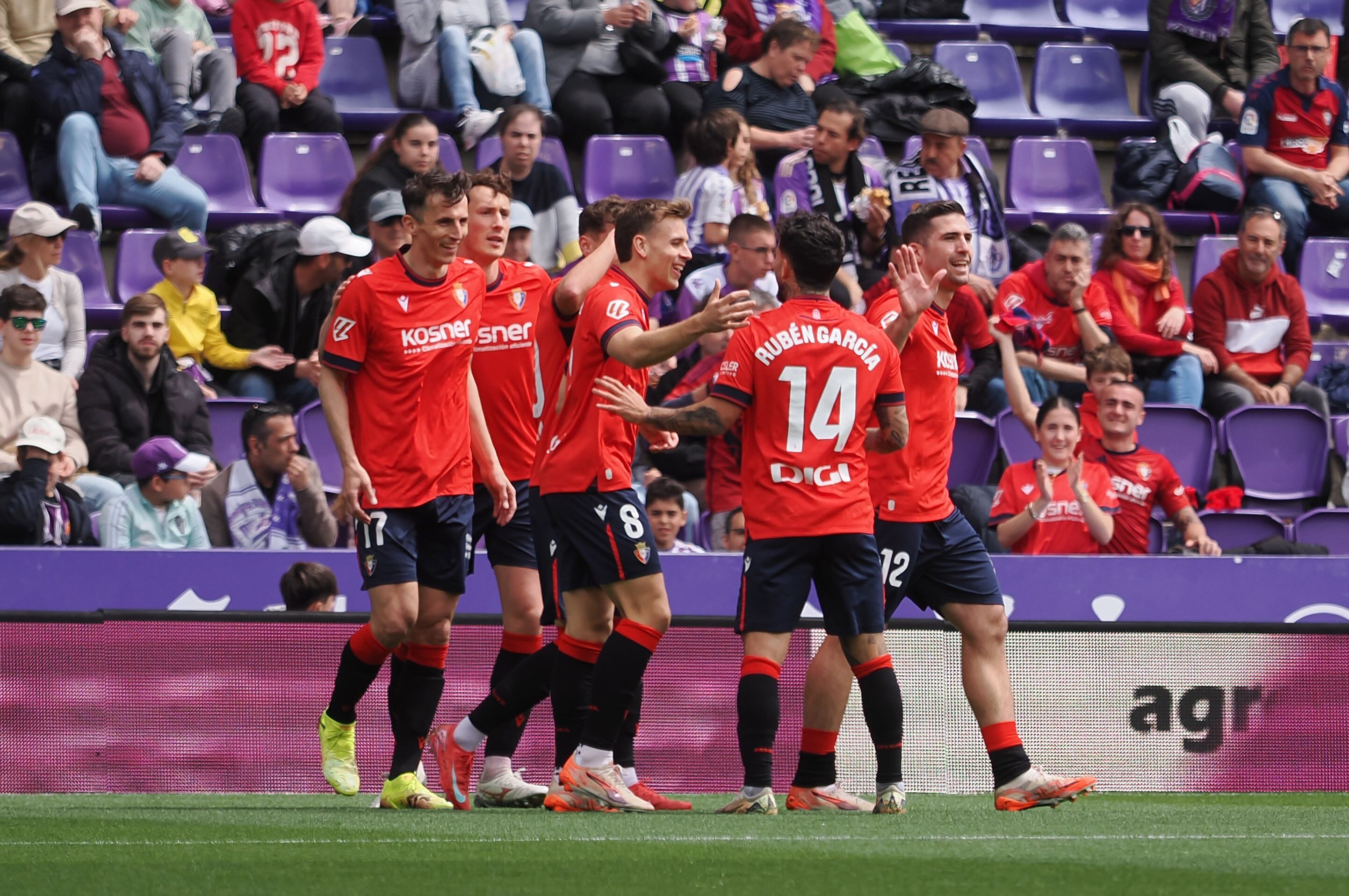 Los jugadores de Osasuna celebran uno de los goles del delantero Ante Budimir ante el Real Valladolid en el estadio José Zorrilla 