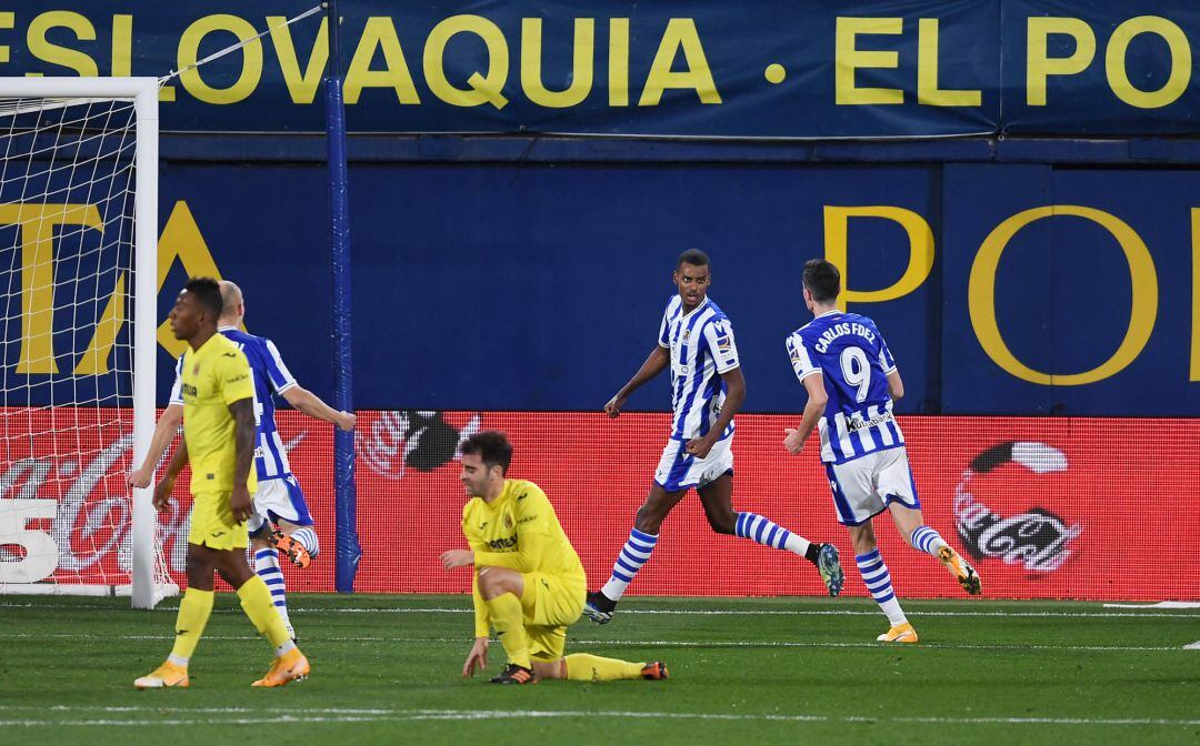 Isak celebra con Carlos Fernández y Guridi el gol del empate en Villarreal