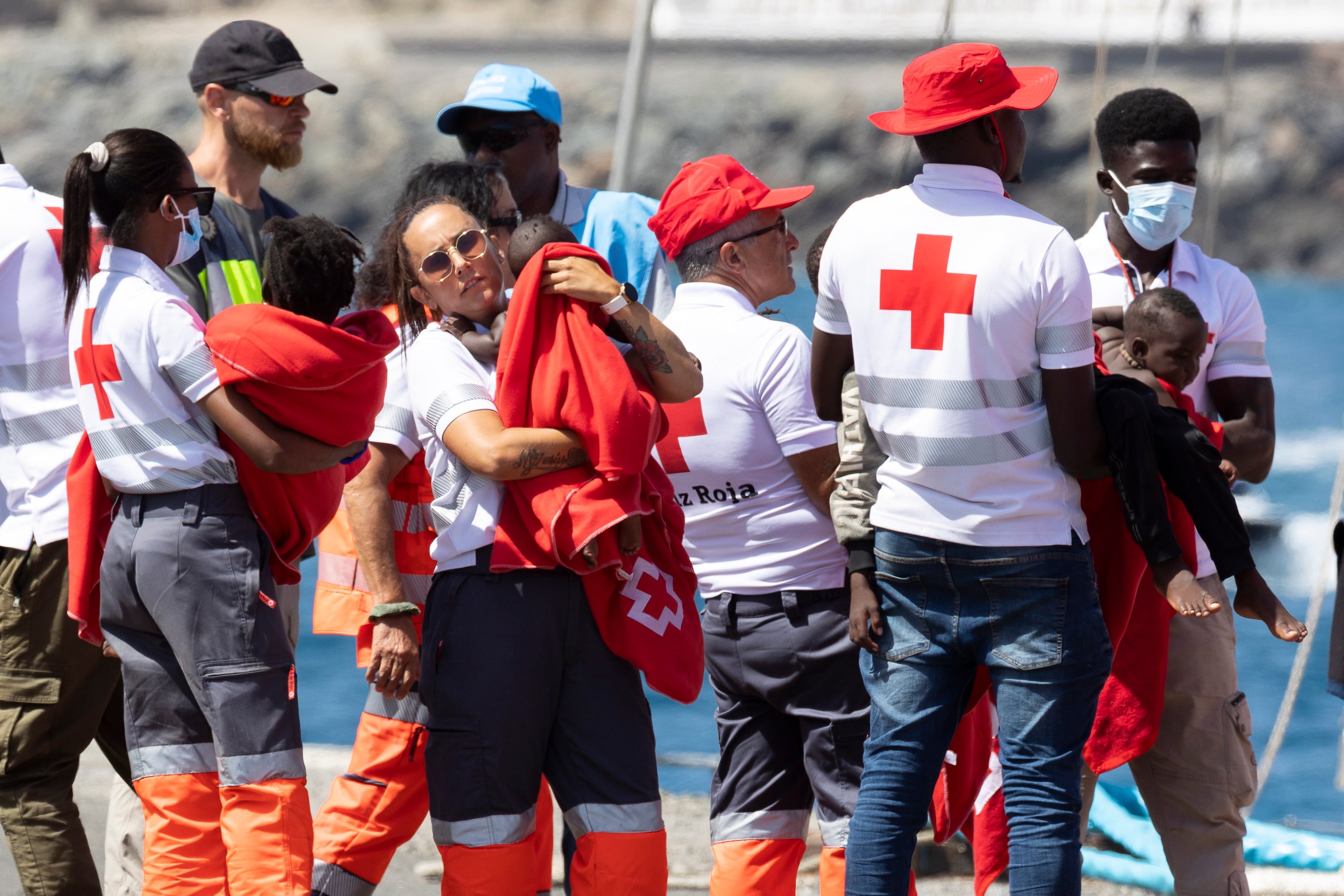 GRAFCAN3093. ARGUINEGUÍN (GRAN CANARIA) (ESPAÑA), 28/08/2024.- Salvamento Marítimo ha trasladado hasta el puerto de Arguineguín, en Gran Canaria, a las 120 personas de origen subsahariano que fueron rescatadas ayer de un cayuco que fue localizado a 520 kilómetros de Canarias. La embarcación la ocupaban 94 son hombres, 15 mujeres y 11 menores en aparente buen estado de salud. EFE/Quique Curbelo
