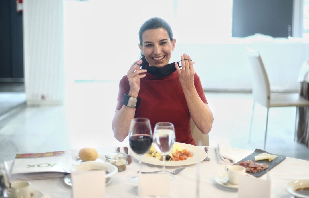 La candidata de Vox a la Presidencia de la Comunidad de Madrid, Rocío Monasterio, sonríe durante un desayuno-coloquio en el Club Siglo XXI