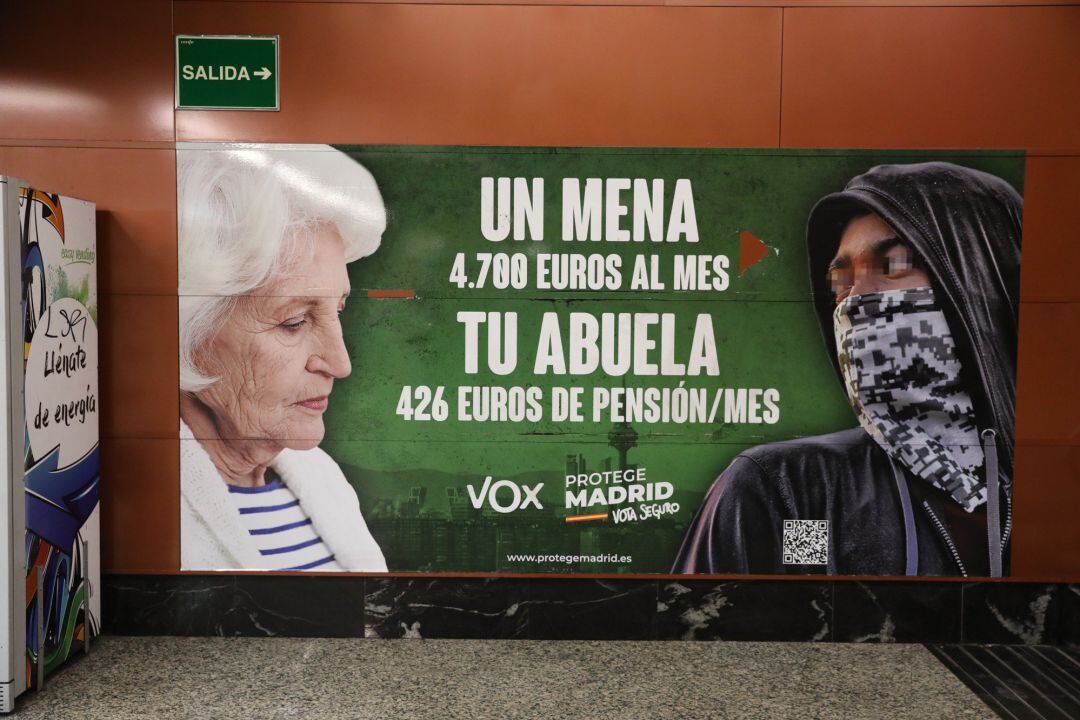 Cartel electoral de Vox en la estación de cercanías de Sol, a 21 de abril de 2021, en Madrid (España)