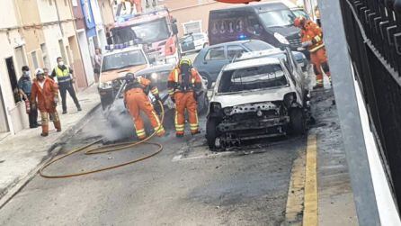 Los tres coches afectados por el fuego en Tavernes de la Valldigna