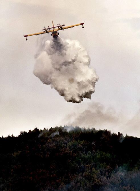 Un hidroavión trabaja en las labores de extinción del incendio que afecta desde el miércoles a una zona de pinar del municipio ibicenco de Sant Joan de Labritja, y que se está estabilizando &quot;poco a poco&quot; y su perímetro, de unas 1.440 hectáreas, no ha aume