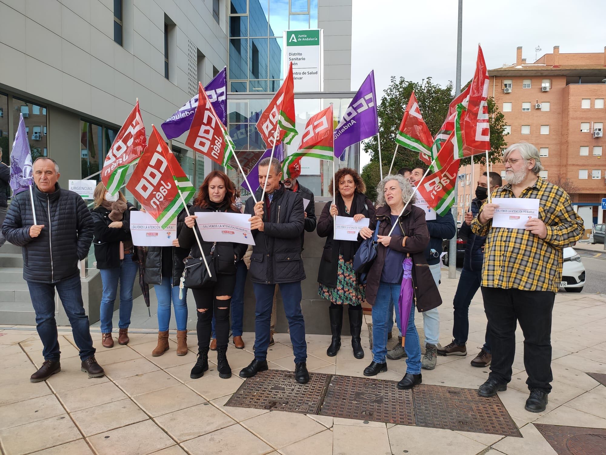 Sindicalistas de CCOO a las puertas del Centro de Salud del Bulevar de Jaén durante una concentración por la sanidad pública