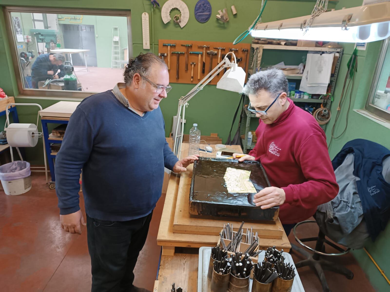 Ramón Orovio de la Torre junto a uno de los artesanos del taller