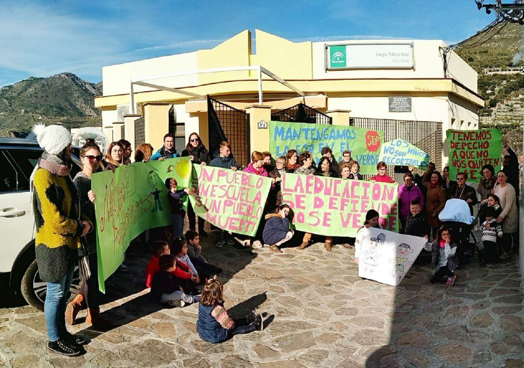 Padres y alumnos se concentran en las puertas del colegio público rural Valle Verde 