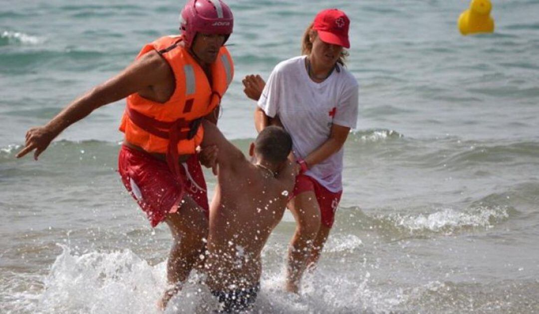 Socorristas asisten a un bañista en una imagen de archivo