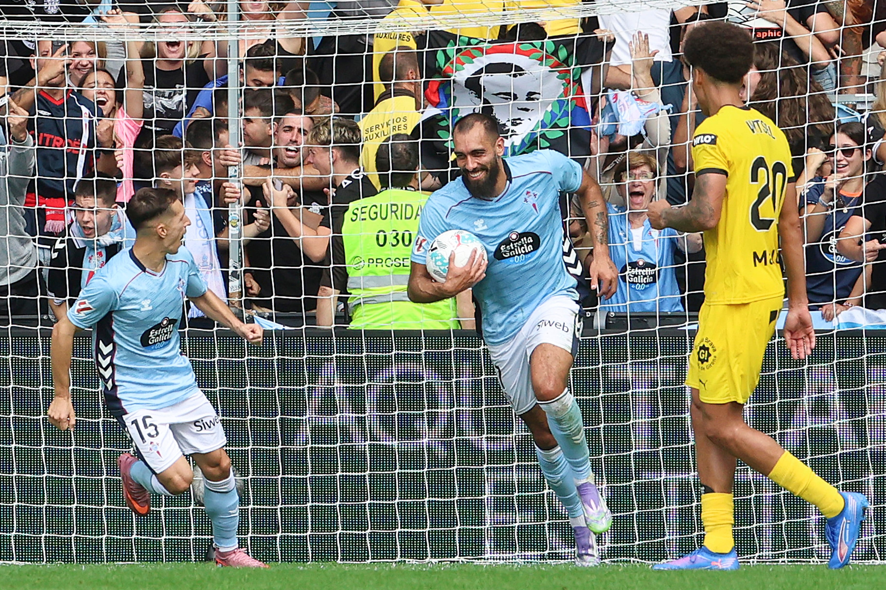 VIGO (PONTEVEDRA), 14/09/2025.- Borja Iglesias, del Celta de Vigo, celebra marcar de penalti contra el Girona, durante el partido de la cuarta jornada de LaLiga disputado este domingo en el estadio de Balaidos de Vigo. EFE/Salvador Sas
