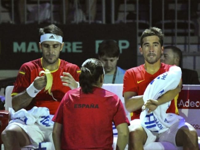 GRA008. VLADIVOSTOK (RUSIA), 18/07/2015.- Fotografía facilitada por la RFET, de los tenistas españoles Marc López (d) y David Marrero (i), durante el partido de dobles correspondiente a la eliminatoria por el ascenso al Grupo Mundial de la Copa Davis, que