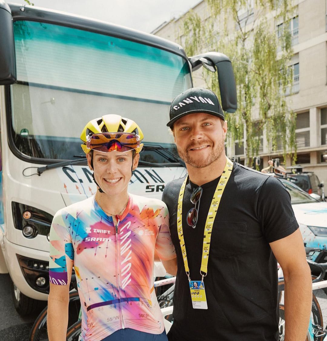 Valtteri Bottas, con su novia, ciclista profesional