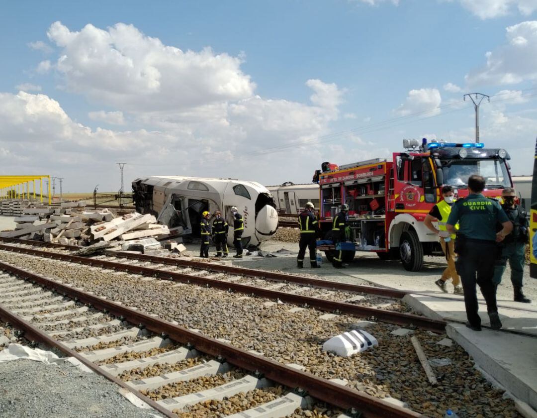 Locomotora descarrilada en La Hiniesta