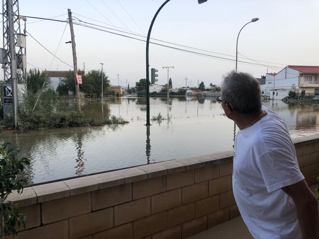 Jose Antonio Aix durante la inundación de El Raal