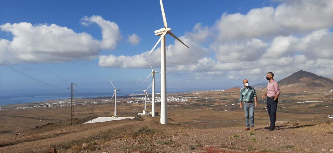 Alexis Tejera, alcalde de San Bartolomé, y Raúl de León, concejal de Medio Ambiente, junto a los molinos del parque de Montaña Mina.