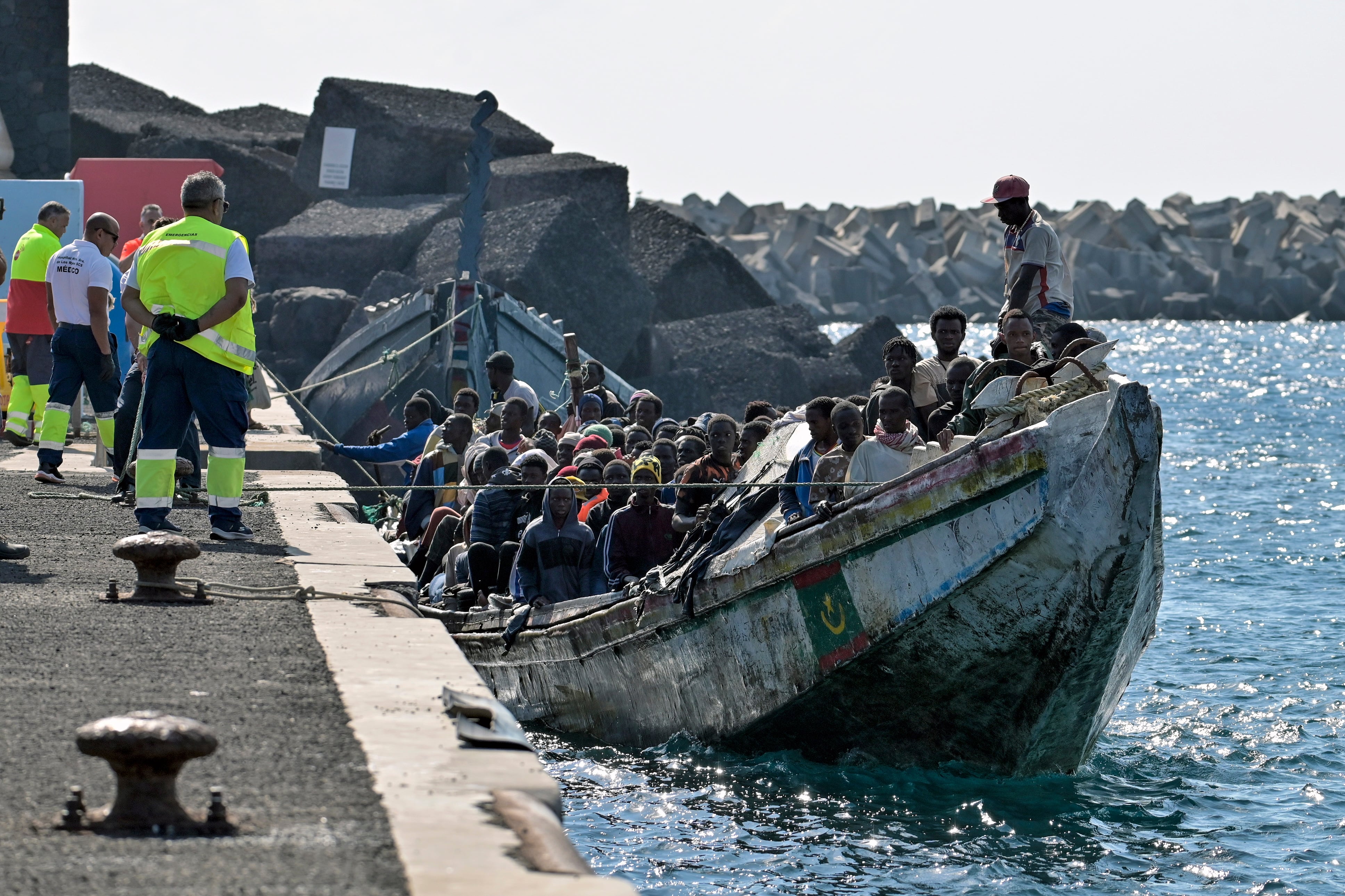 Una embarcación de Salvamento Marítimo rescata a un grupo de migrantes que trataba de arribar a El Hierro