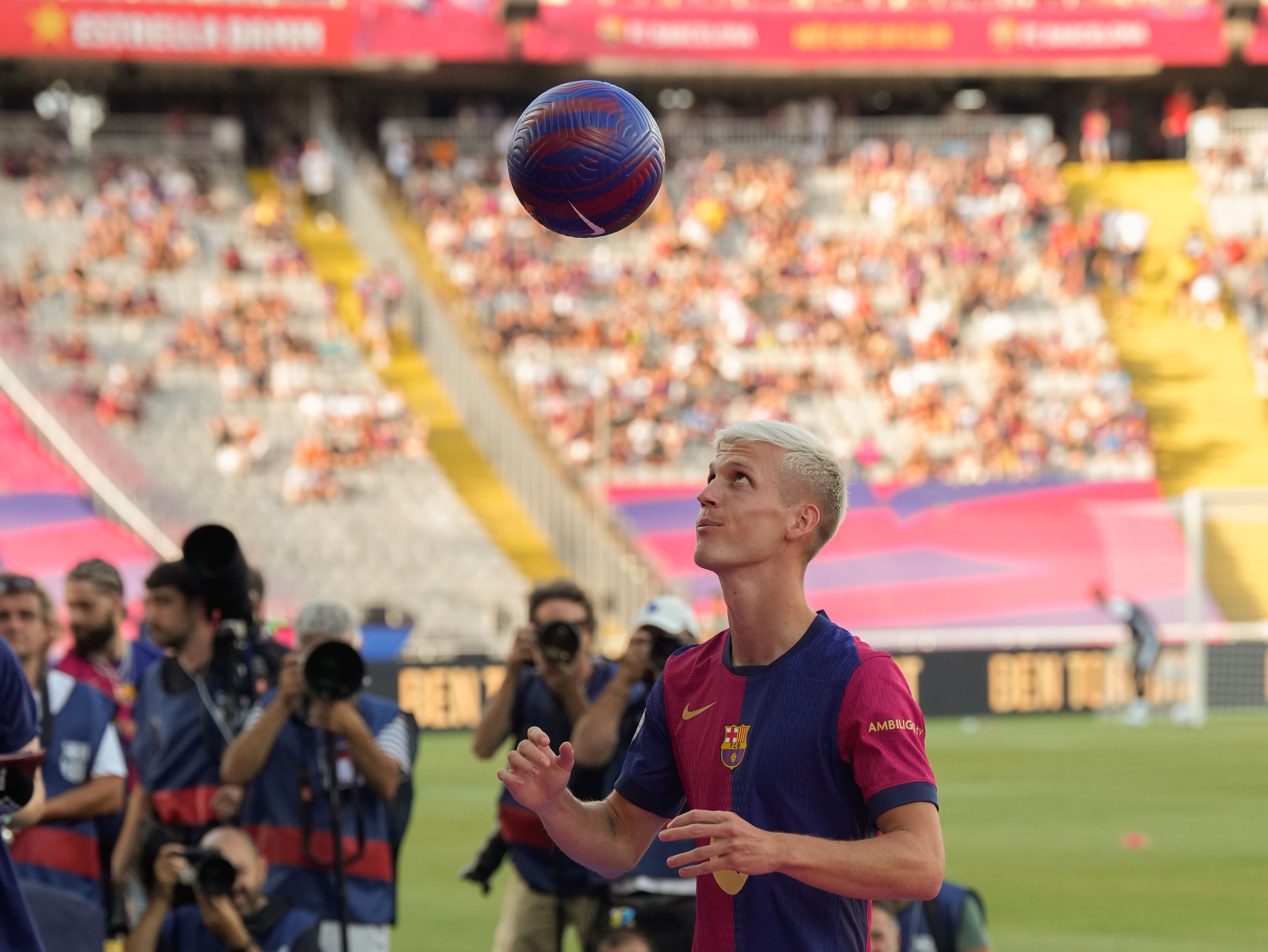 El delantero del Barcelona Dani Olmo controla el balón en la previa del torneo Joan Gamper. EFE/ Alejandro García