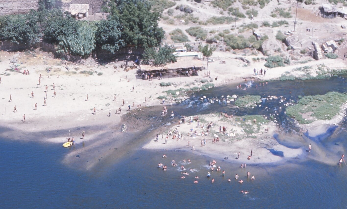 Imagen de decenas de bañistas en el río Tajo, a su paso por la ciudad de Toledo décadas atrás